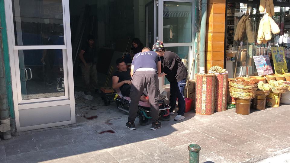 HASTANEYE KALDIRILIRKEN BİLE TELEFONU ELİNDEN BIRAKMADI TADİLATTA İSKELEDEN DÜŞEN ADAM BACAĞINDAN YARALANDI