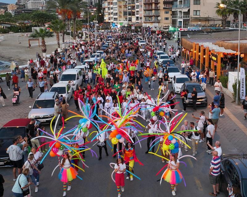 KUŞADASI SOKAK FESTİVALİ COŞKUSU ULUSLARARASI ARENAYA TAŞINDI