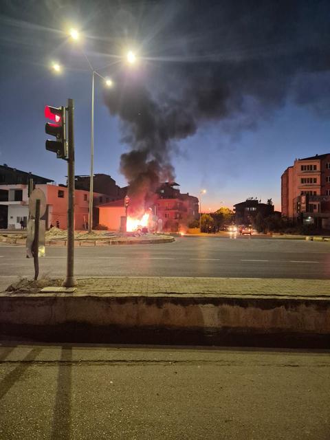 Denizli’de seyir halindeki otomobil alev topuna döndü
