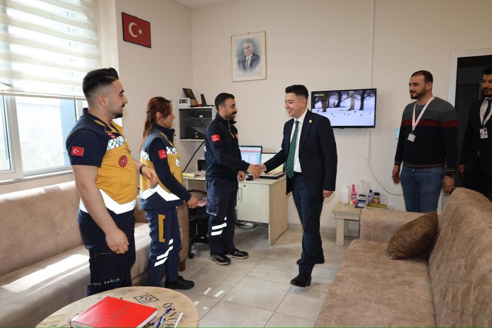 KAYMAKAM GÜNDOĞDU BAYRAMI GÖREVİ BAŞINDA GEÇİREN PERSONELLERİ UNUTMADI