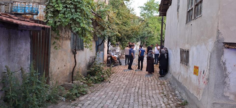 Yaşlı adam yalnız yaşadığı evde ölü bulundu