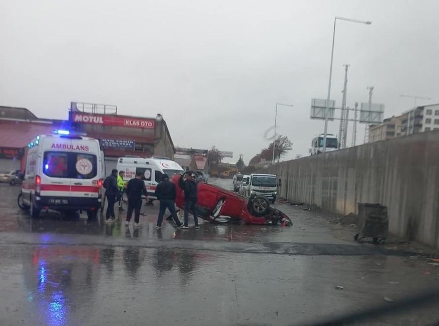 Otomobil köprülü kavşaktan uçtu