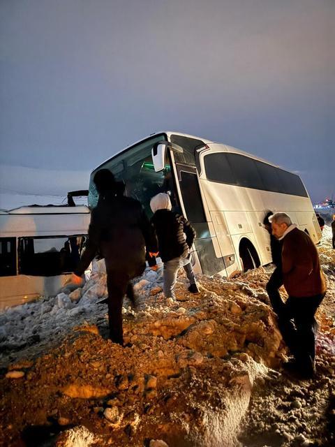 İşçileri taşıyan servis otobüsü kaza yaptı: Çok sayıda yaralı