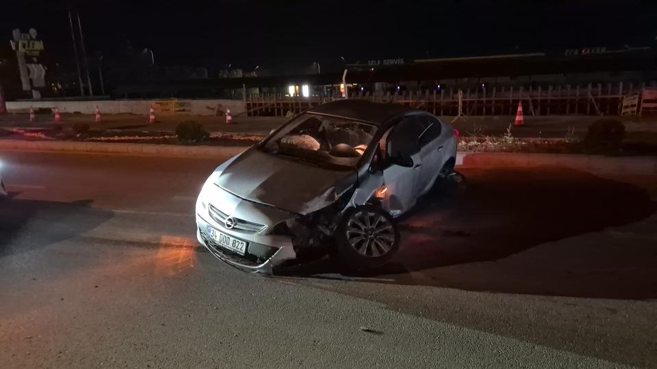 Alkollü sürücünün kullandığı otomobil orta refüjdeki tabelayı devirdi