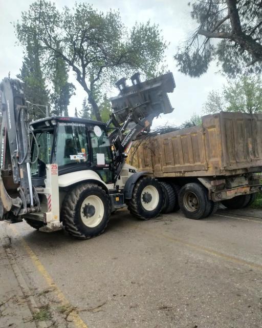 İNCİRLİOVA'DA MEZARLIKLARDA DEVRİLEN AĞAÇLAR KALDIRILIYOR
