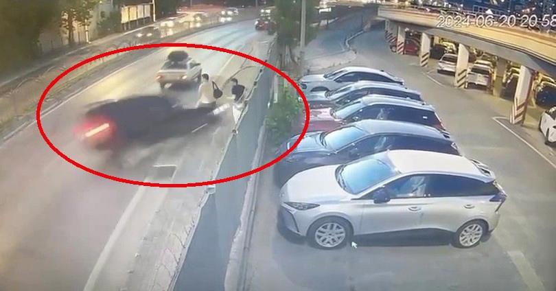 KOCAELİ'DE KALDIRIMDA YÜRÜYEN 2 GENCİN HAYATINI KAYBETTİĞİ TRAFİK KAZASINA İLİŞKİN GÜVENLİK KAMERASI ORTAYA ÇIKTI. GÖRÜNTÜLERDE GENÇLERİN KALDIRIMDA YÜRÜDÜĞÜ VE CİPİN ONLARA ÇARPTIĞI GÖRÜLDÜ. (FEHİME KARTAL/KOCAELİ-İHA)
Kocaeli'nin İzmit ilçesinde kaldırımda yürüyen 2 gencin hayatını kaybettiği trafik kazasına ilişkin yeni güvenlik kamerası görüntüsü ortaya çıktı. Görüntüde, cipin kaldırımda yürüyen gençlere çarptığı anlar yer aldı.