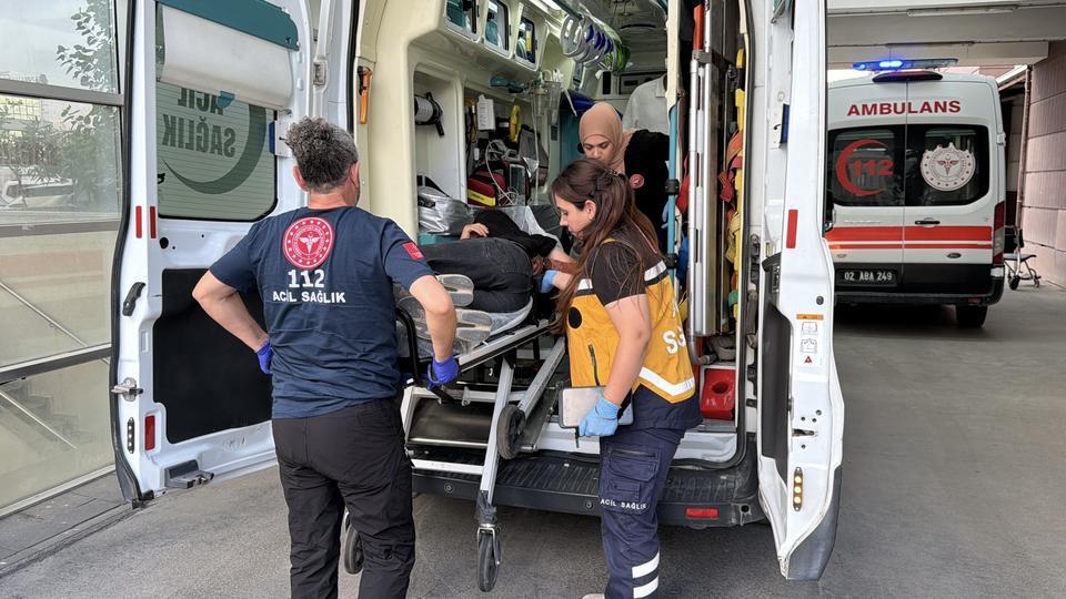 Şiddete maruz kalan kadını kurtarmak isterken bıçaklandı
