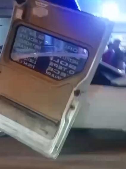 Minibüsün kapısı otomobilde asılı kaldı
