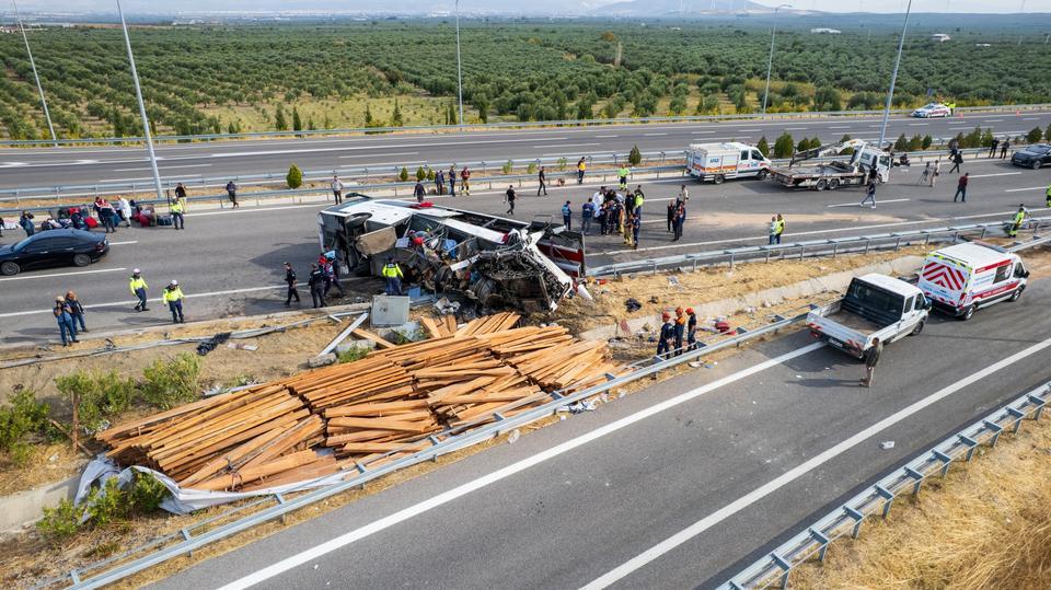 MANİSA'DAKİ FECİ KAZADA ARAÇLAR ÇEKİCİYLE KALDIRILIYOR OTOBÜS ŞOFÖRÜ GÖZALTINDA, TIR ŞOFÖRÜ HASTANEDE GÖZETİMDE