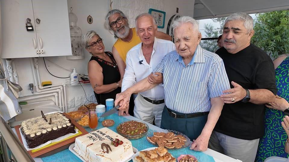 ASRI GERİDE BIRAKTI, 101 YAŞINA KOMŞULARININ ALKIŞLARIYLA GİRDİ