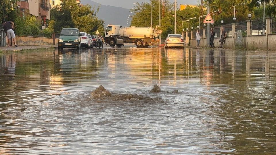 Sağanak ve fırtına hayatı felç etti
