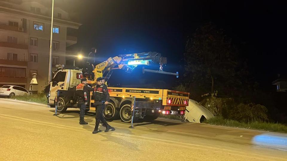 Kamyonet şarampole yuvarlandı: 1 yaralı