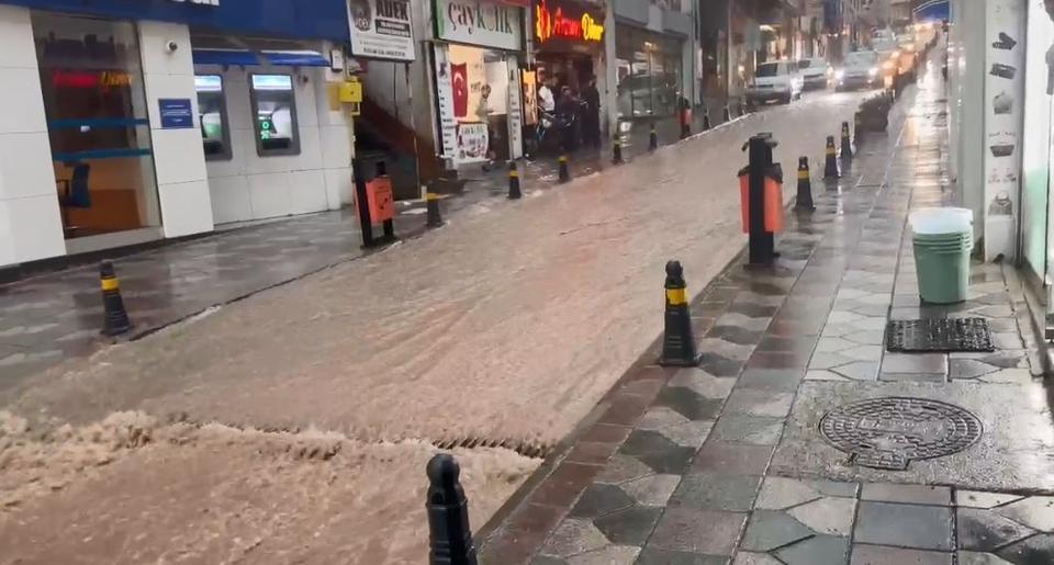 Sağanak heyelan ve sele neden oldu
