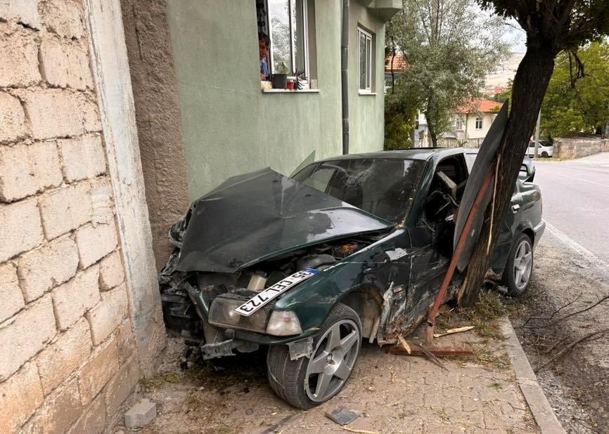 Ehliyetsiz sürücü polisten kaçarken kaza yapıp yaralandı