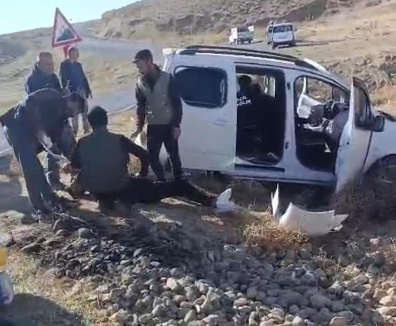 Kamyonet şarampole yuvarlandı: 3 yaralı