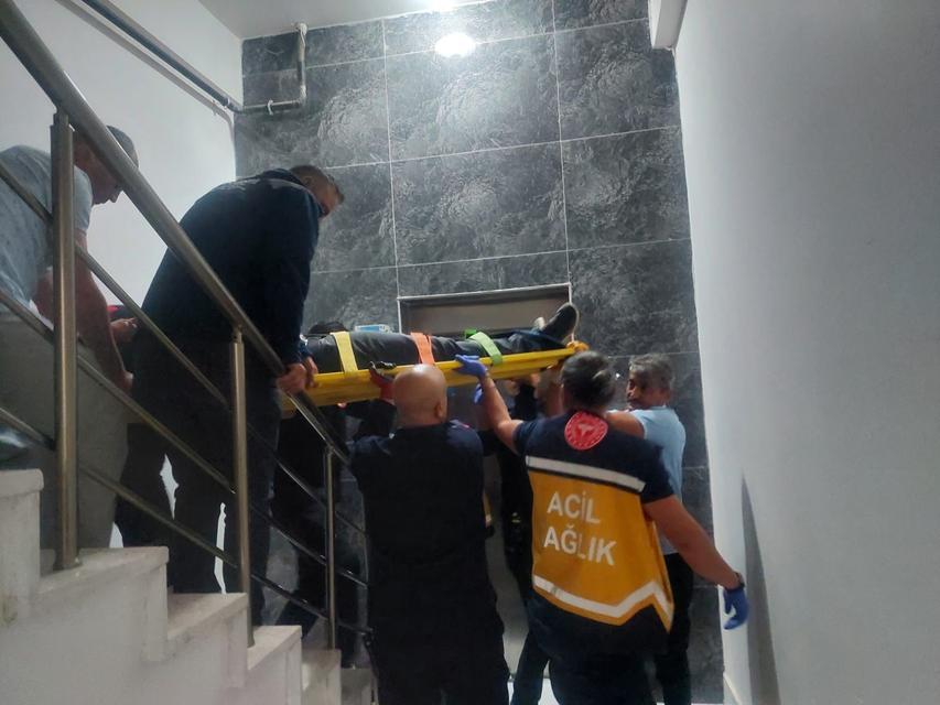 Düşen asansördeki kişi yaralandı