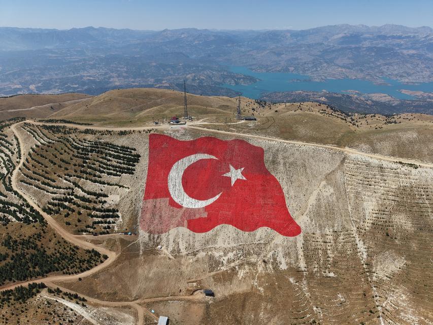 Dünyanın en büyük Türk bayrağı yeniden eski görkemine kavuştu