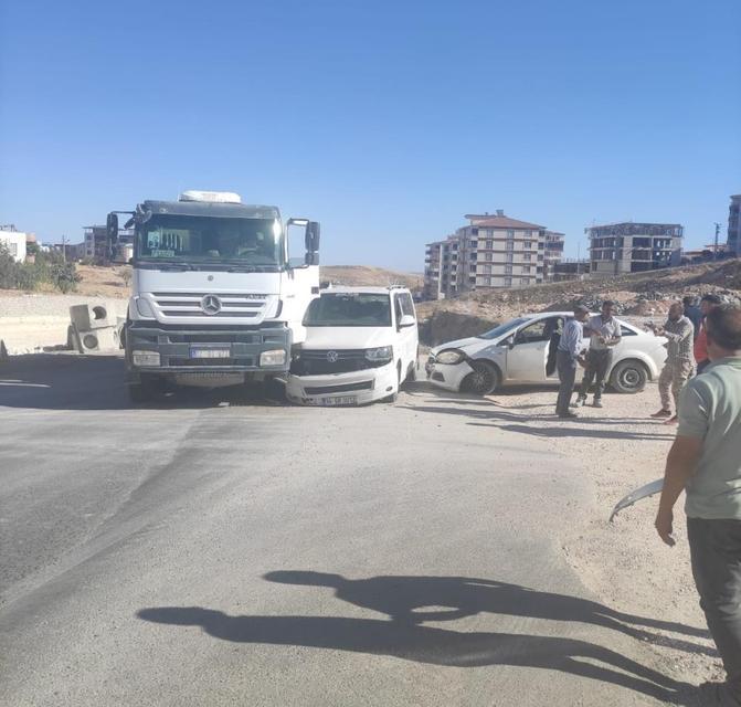 Beton mikseri, minibüs ve otomobilin karıştığı kazada 2 kişi yaralandı