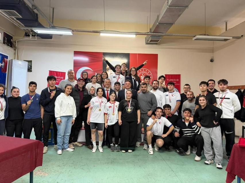 Aydın'da gençler halter müsabakaları tamamlandı