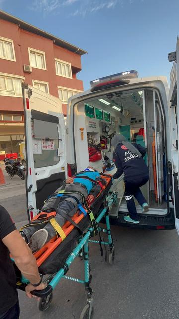TRAFİK KAZASINDA ORTALIK SAVAŞ ALANINA DÖNDÜ: 1'İ AĞIR 2 YARALI ALKOLLÜ OLDUĞU İDDİA EDİLEN OTOMOBİL SÜRÜCÜSÜ KAZA SONRASI KAYIPLARA KARIŞTI
