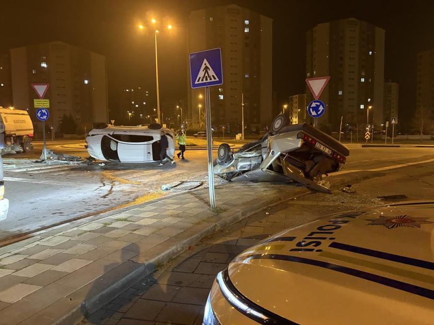 Kavşakta feci çarpışma: Bir otomobil yan yattı, diğeri takla attı
