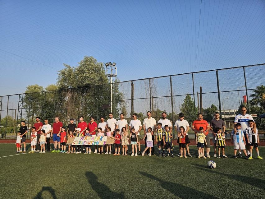 Babaları sahada, çocukları tribünde ter döktü