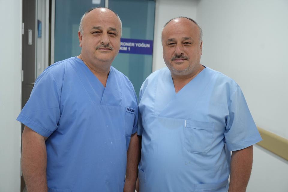 AYNI HASTANEDE ÇALIŞAN İKİZLERİ GÖRENLER 'GÖZLERİNİ OVALIYOR' 54 YAŞINDAKİ TEK YUMURTA İKİZLERİNİ PERSONEL, HASTA VE HASTA YAKINLARI AYIRT EDEMİYOR