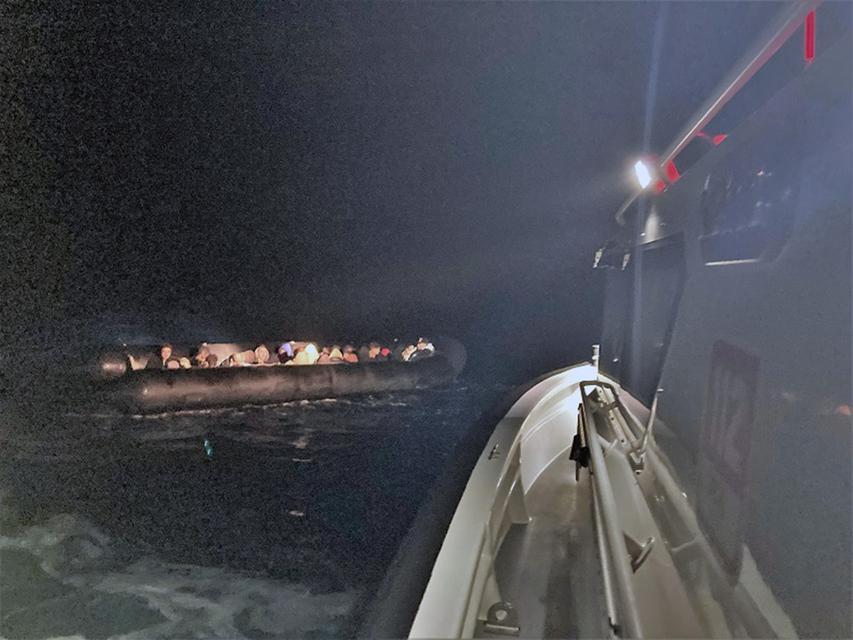 YUNANİSTAN'IN GERİ İTTİĞİ 11'İ ÇOCUK 29 DÜZENSİZ GÖÇMEN KURTARILDI