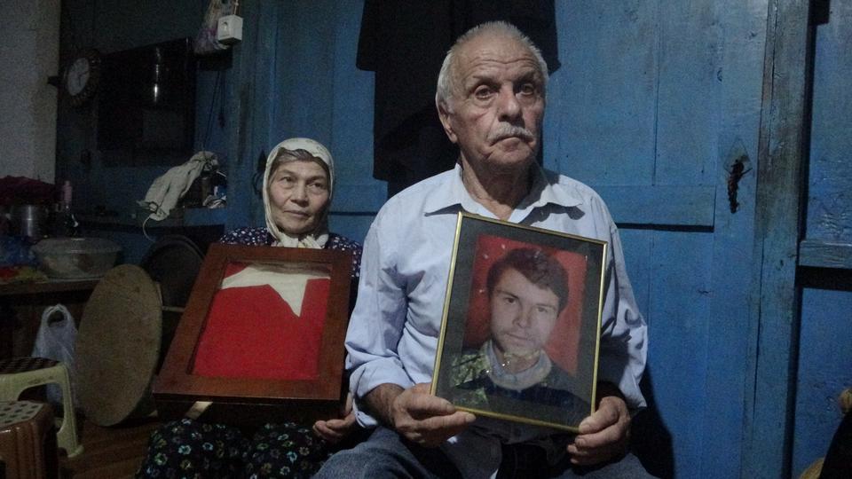 Şehit oğlunun hatırasıyla harabe evde yaşamını sürdürüyor