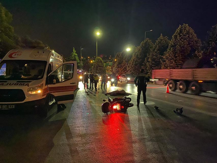 Tır, motosiklet sürücüsünü ezdi