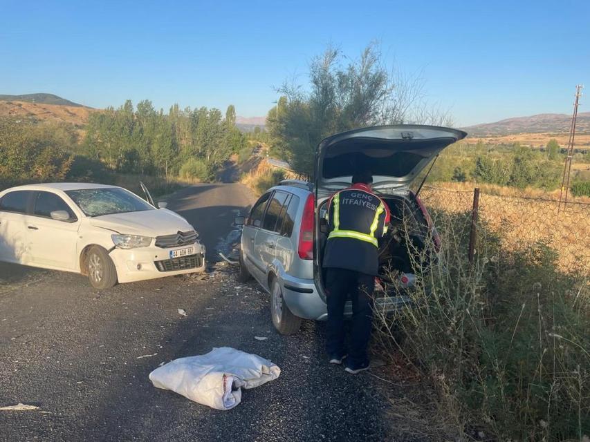 Otomobiller çarpıştı: 3 yaralı