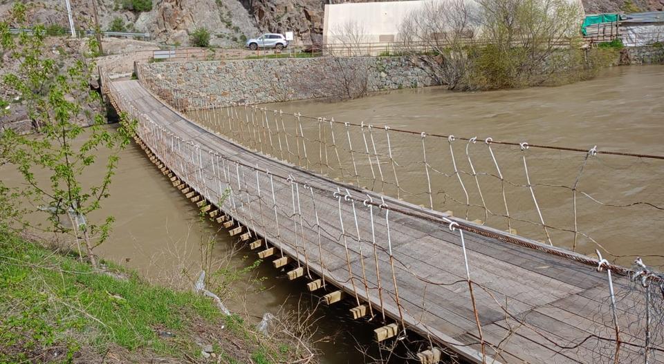 Halatı kopan tarihi asma köprü tehlike oluşturuyor