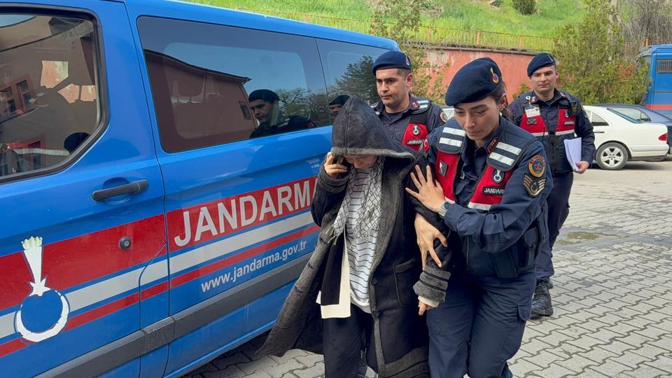 Eşini av tüfeğiyle öldüren kadın adliyeye sevk edildi