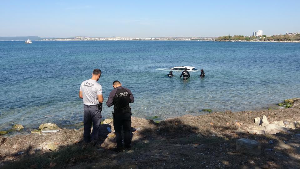 El frenini çekmeyi unuttukları otomobil denize uçtu