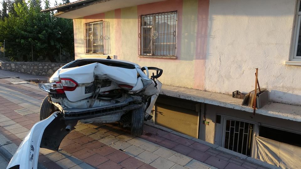 Otomobilin çarptığı araç balkona girdi
