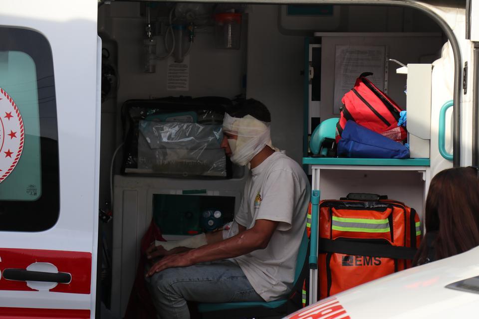 DENİZLİ'DE OTOGAZ DÜKKANINDAKİ GAZ KAÇAĞI PARLAMAYA NEDEN OLDU; 8 YARALI