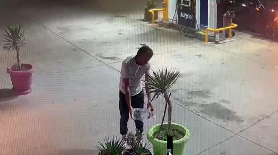 FETÖ'CÜ KUNDAKÇI PARKI TUTUŞTURDUĞU BENZİNLERİ BÖYLE ALMIŞ 5 LİTRELİK SULARI ÇİÇEK SAKSILARINA BOŞALTIP YERİNE ALDIĞI BENZİNLE ORMANI YAKMIŞ