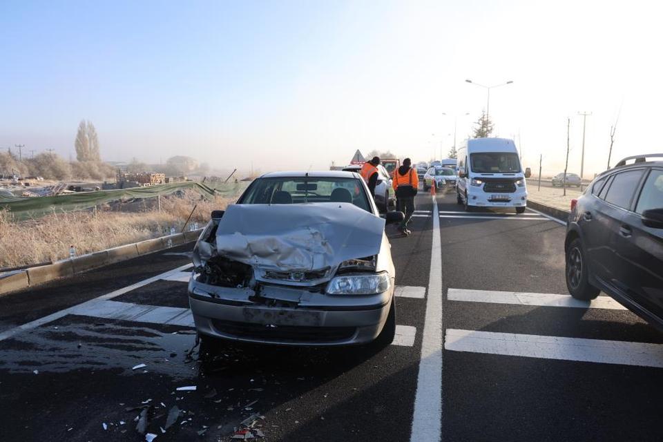 Kırmızı ışıkta bekleyen araca çarptı: 3 yaralı