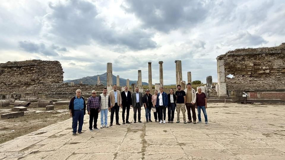 AK Parti heyeti Magnesia Antik Kenti'nde