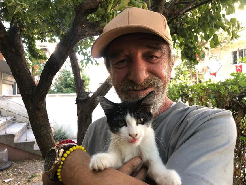 30 yıldır sokak kedilerine kapısını açıyor
