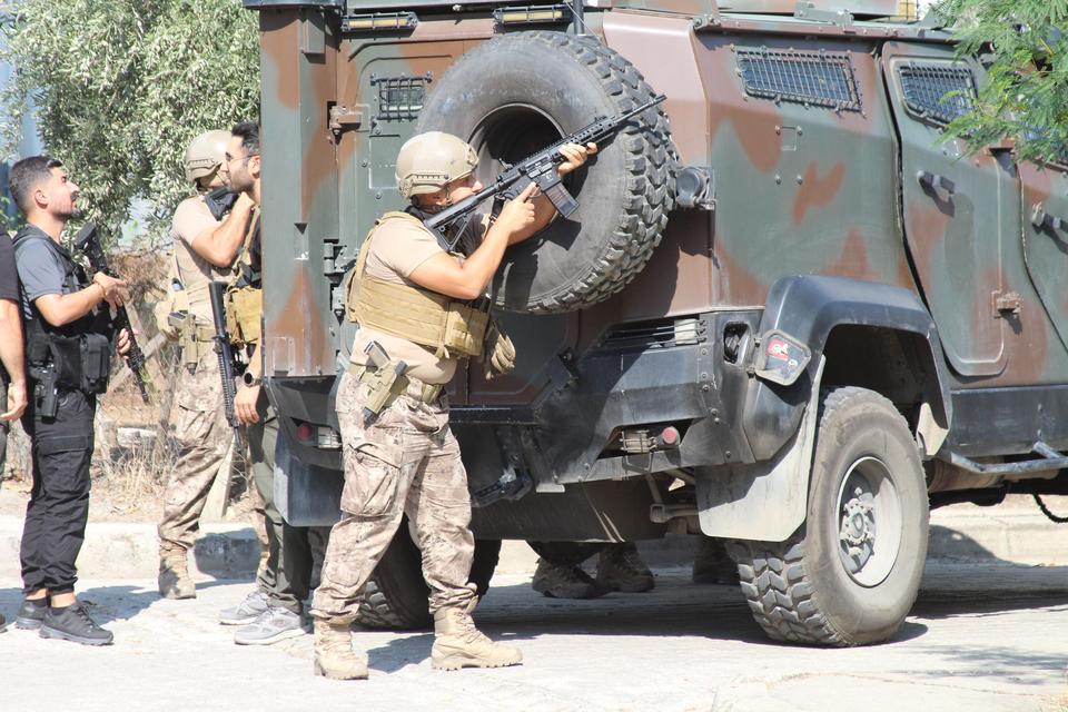 Film sahnesi değil, gerçek; Önce ateş açtı, sonra el bombasının pimini çekti