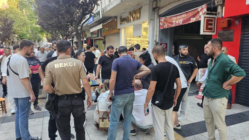 Sandalyeyle başladı, bıçakla sonlandı