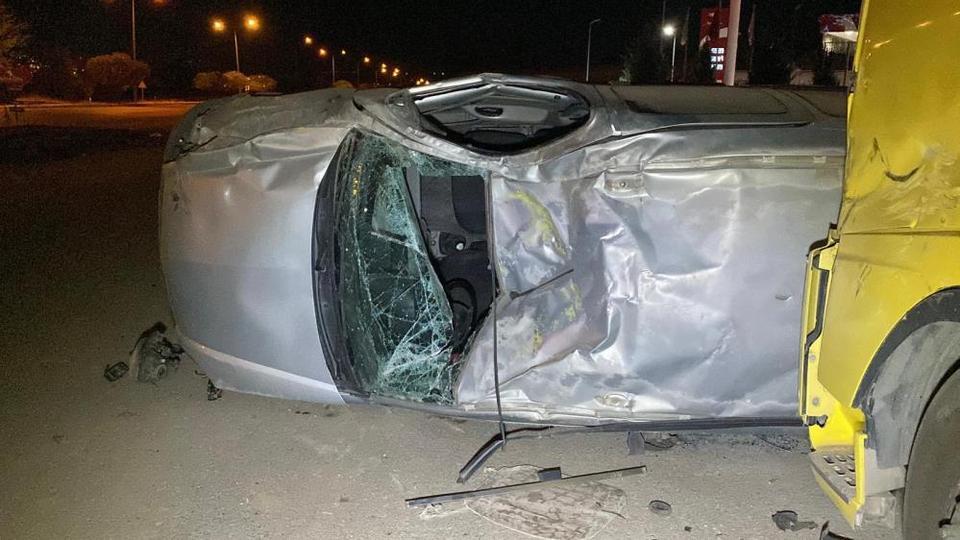 Hafif ticari araç takla attı: 1'i ağır 3 yaralı