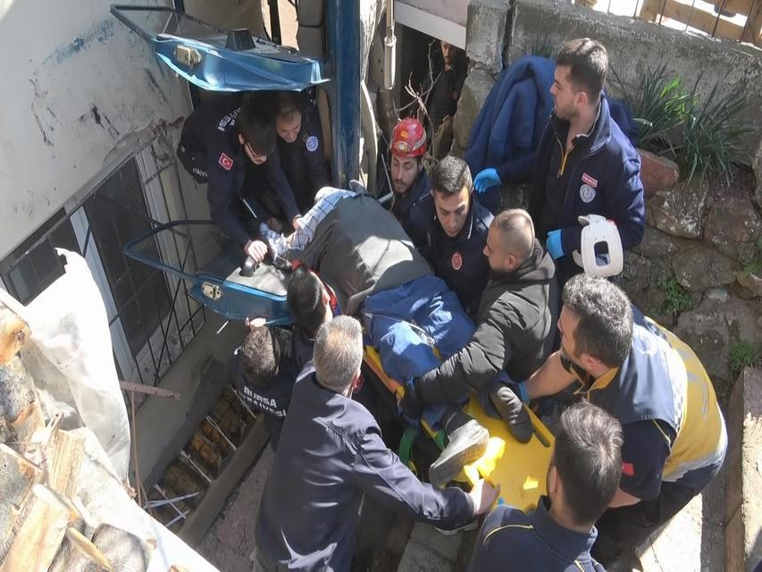 EVİN BAHÇESİNE UÇTU, DİK KALAN OTOMOBİLİNDE CAN PAZARI YAŞADI BAHÇEDE DİK KALAN OTOMOBİLDE SIKIŞAN ADAM İTFAİYE EKİPLERİNCE KURTARILDI