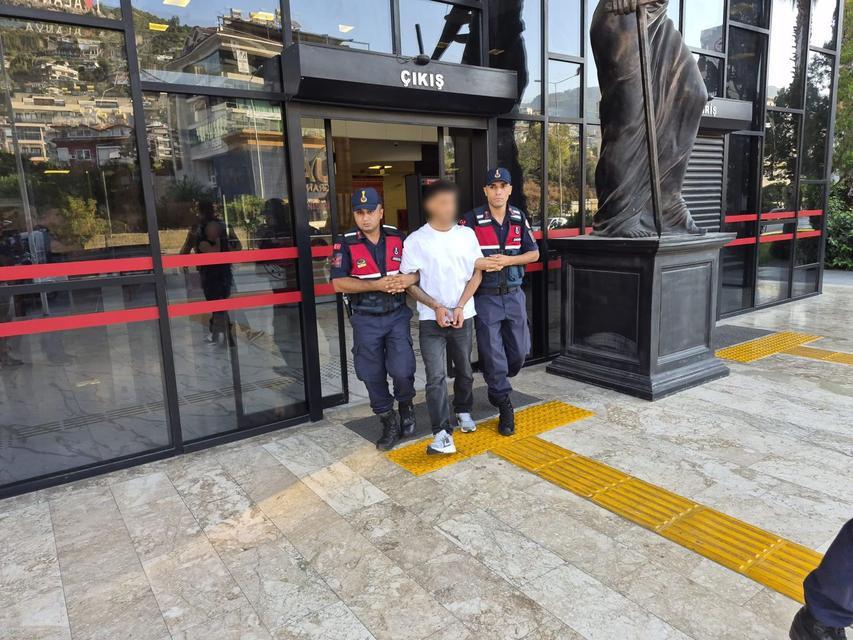Polise silah doğrultan şüpheli tutuklandı