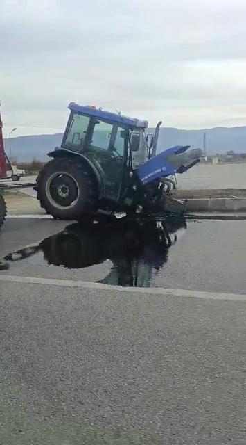 Traktöre otomobil çarptı