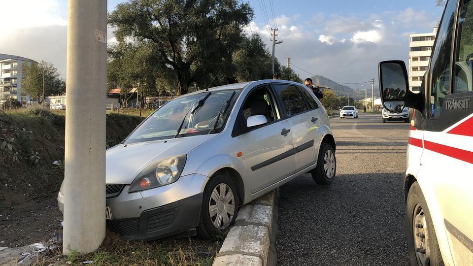 Nazilli'de elektrik direğine çarpan otomobilin sürücüsü yaralandı