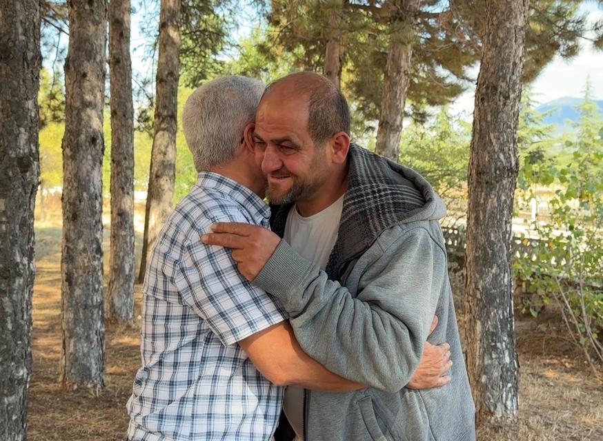 ÜÇ BİLEZİK, BEŞ AY VE YÜREKLERİ ISITAN İNSANLIK HİKAYESİ DAĞLIK ALANDA KAYBOLAN BİLEZİKLERİ 5 AY SONRA BULAN ÇOBAN, "HARAM YEMEDİK, YEMEYİZ" DEDİ, 3 BİLEZİĞİ SAHİBİNE ULAŞTIRDI