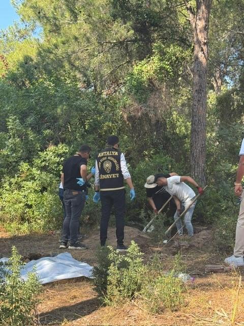 7 YILDIR KAYIP OLAN KADININ EŞİ TARAFINDAN ÖLDÜRÜLDÜĞÜ ORTAYA ÇIKTI CESEDİ ORMANLIK ALANA GÖMÜLEN KADININ ÖLÜMÜ YILLAR SONRA AYDINLATILDI