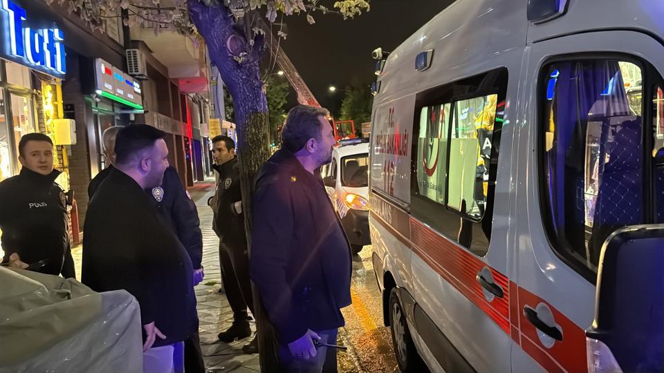 ALKOLLÜ ŞEKİLDE OCAĞA MAKARNA KOYUP UYUYAKALDI, KENDİSİNİ YANGINDAN KURTARAN EKİPLERE "BORCUM NE KADAR?" DİYE SORDU ARKADAŞI İLE KAVGA ETTİKTEN SONRA ALKOL ALAN YAŞLI ŞAHIS ÖLÜMDEN DÖNDÜ